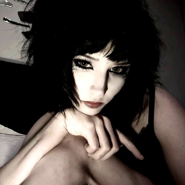 Archived image from @kk3tr1n4 on Instagram
