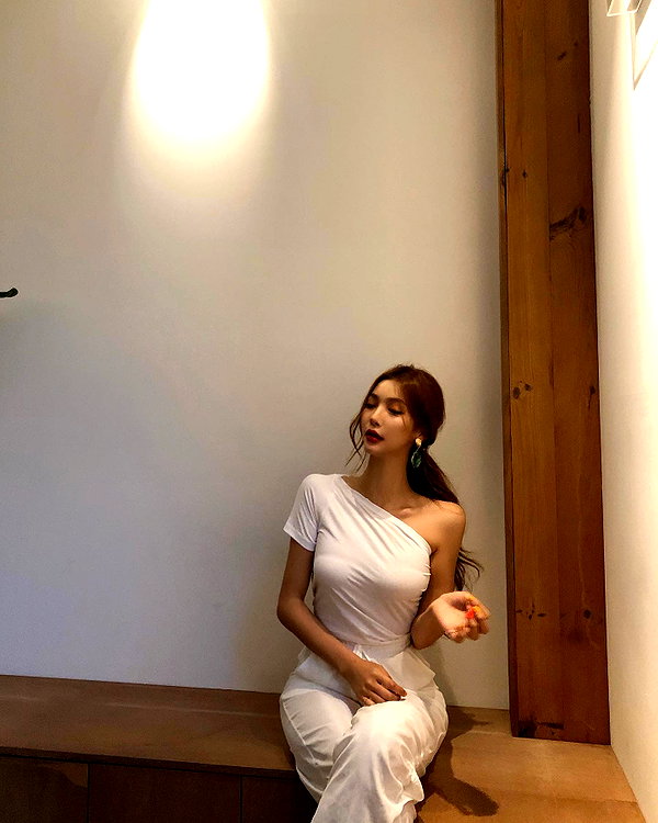 Archived image from @heroineseen on Instagram