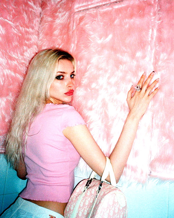 alien.hanna instagram image archive image
