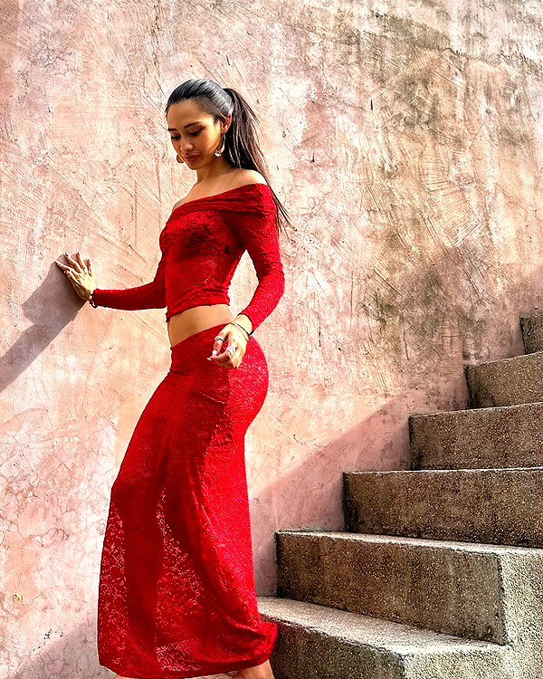 cait.knight instagram image archive image