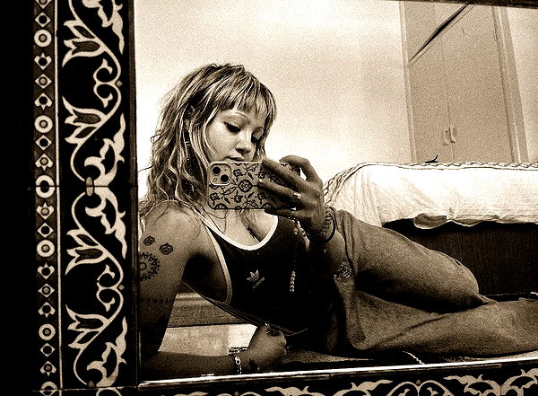 _femalien instagram image archive image