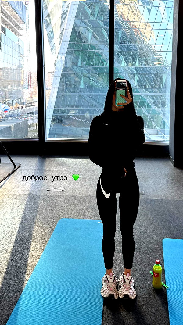 lyna_com2000 instagram image archive image