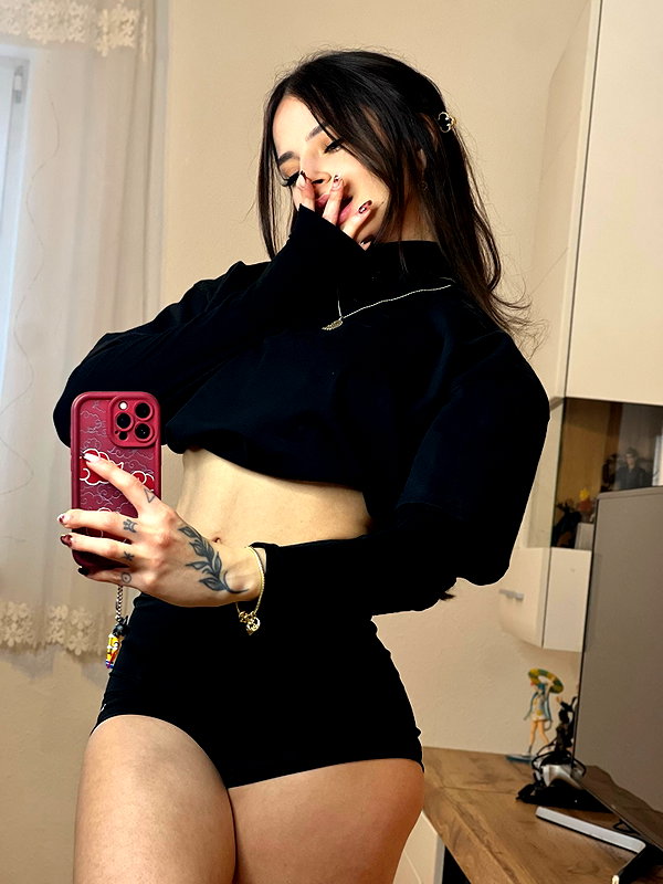 cata.leyah instagram image archive image