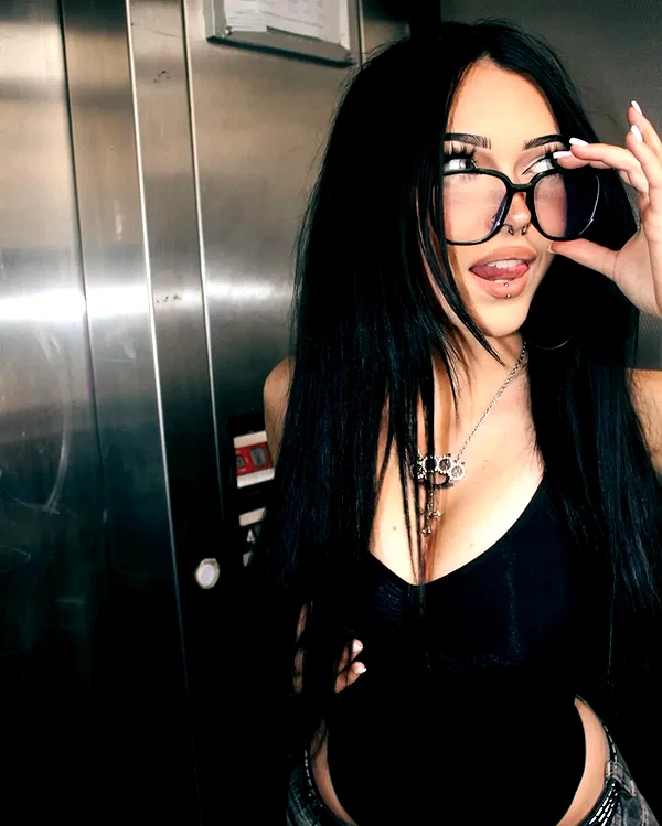 chica.niebla instagram image archive image
