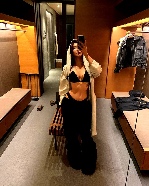 Archived image from @heroineseen on Instagram