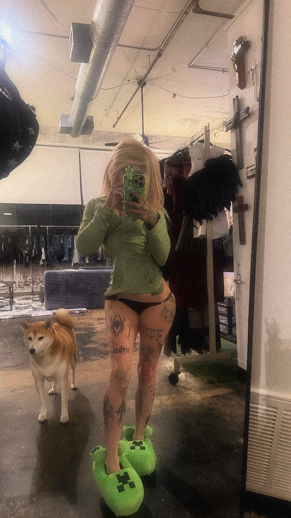 Archived image from @zommmbri on Instagram