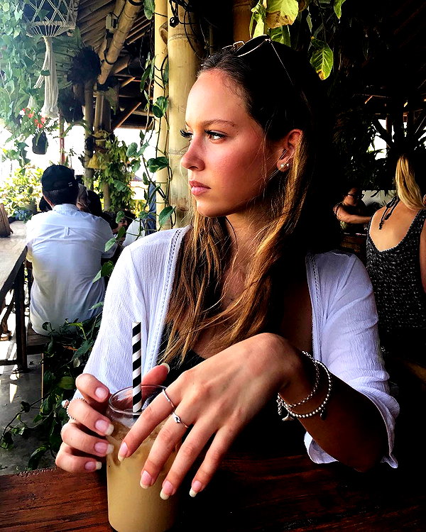 olivia.mathers instagram image archive image