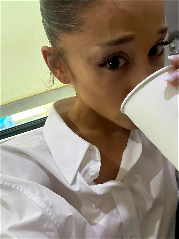 arianagrande instagram image archive image