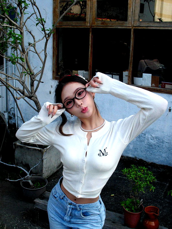 e.shao_417 instagram image archive image