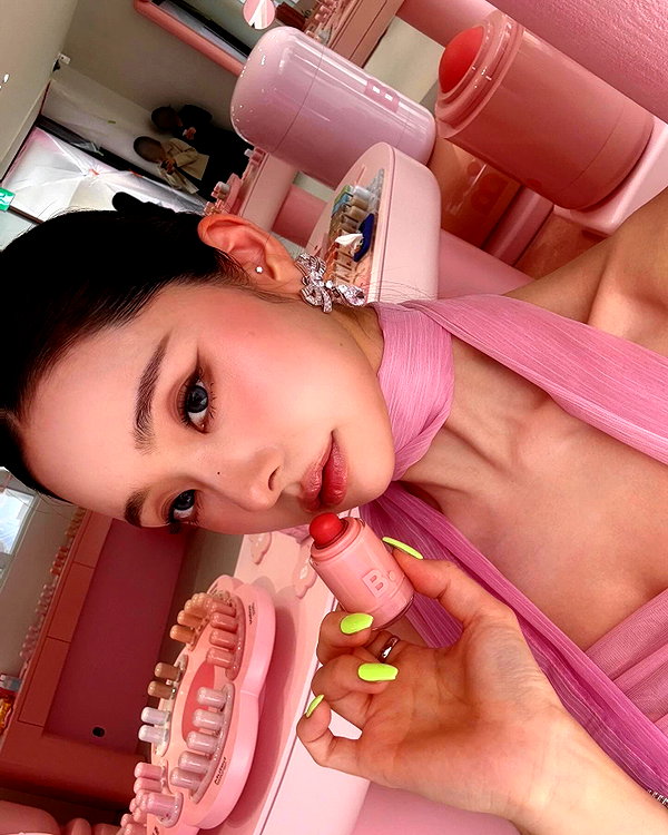 dear.zia instagram image archive image