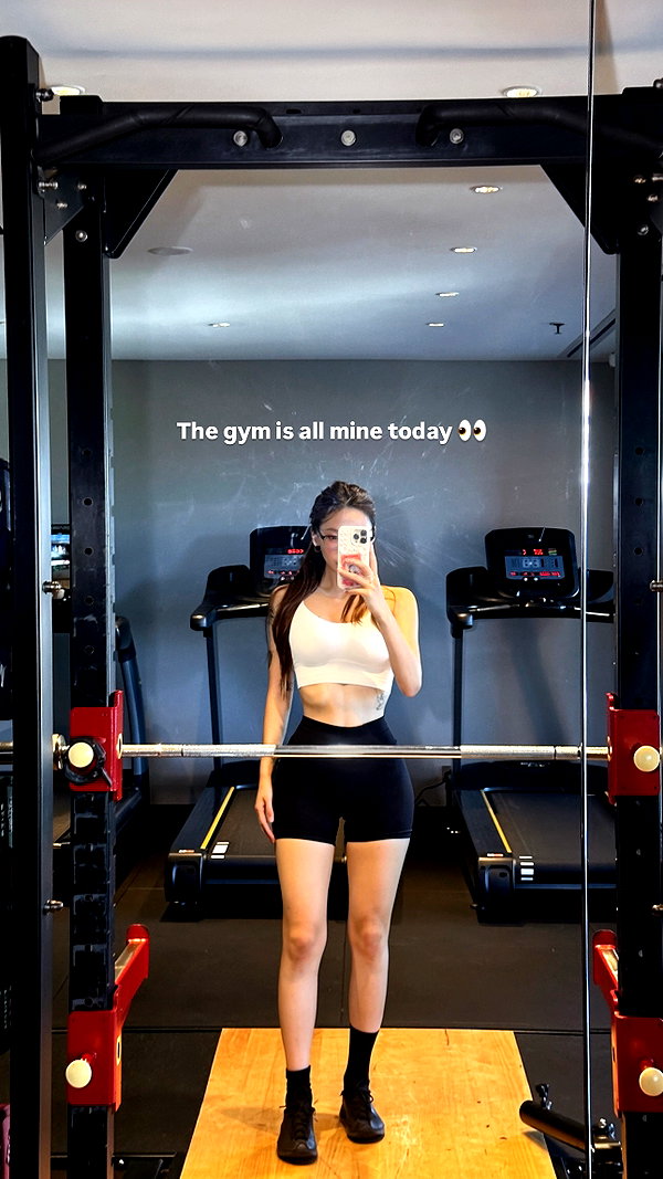 Archived image from @heroineseen on Instagram