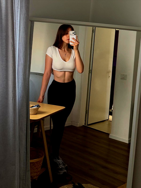 lia_ey99 instagram image archive image