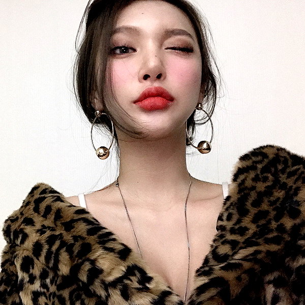 Archived image from @heroineseen on Instagram