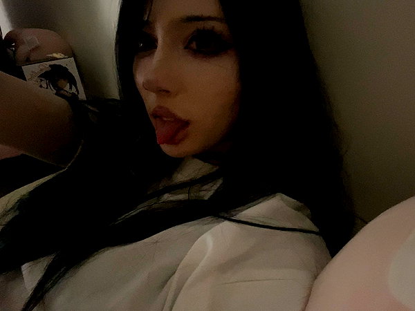 Archived image from @meowwmaxxer on Instagram