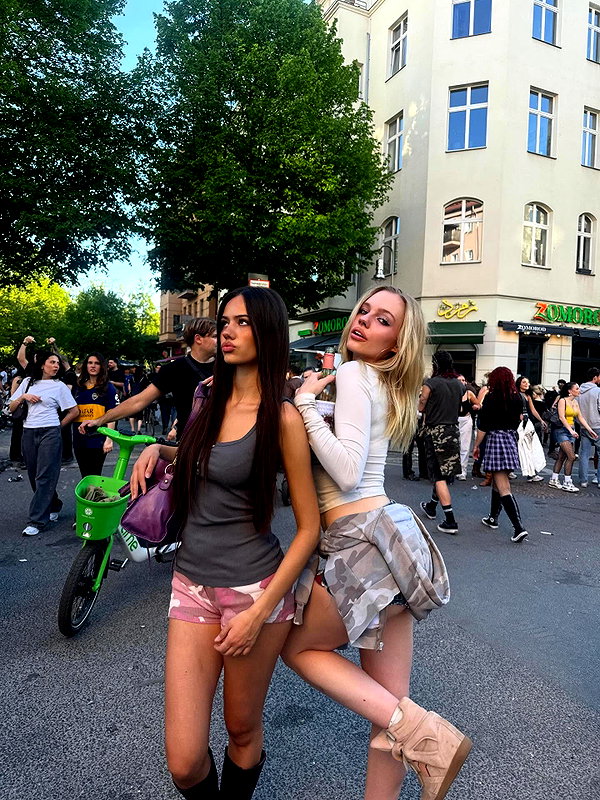 leni.bahr instagram image archive image