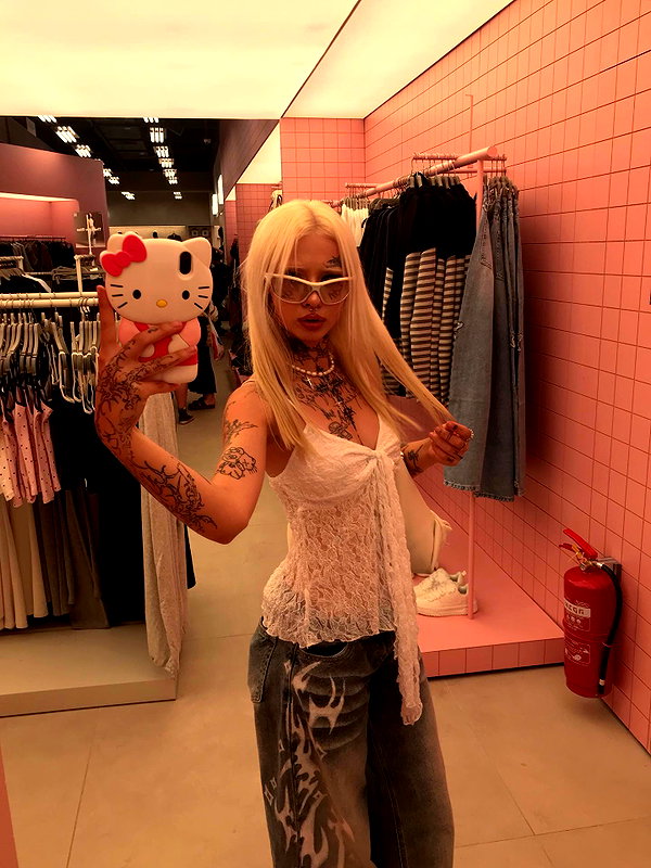 Archived image from @milkaaaa227 on Instagram