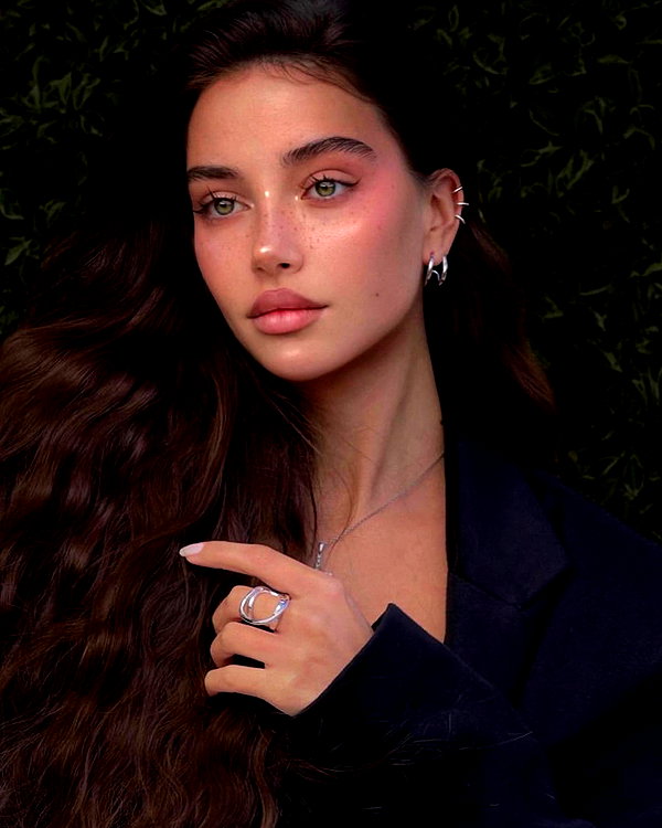 baddiesessence instagram image archive image