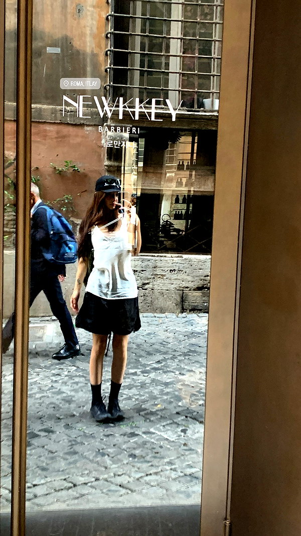 Archived image from @heroineseen on Instagram