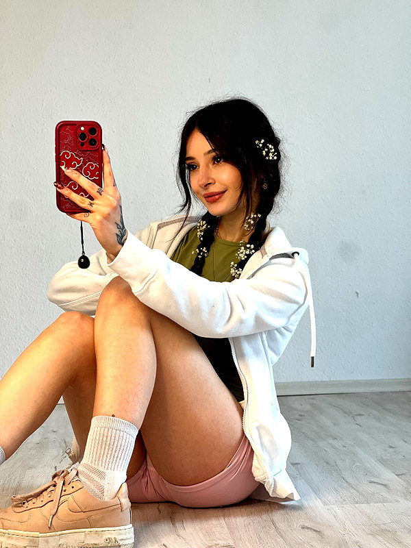 cata.leyah instagram image archive image