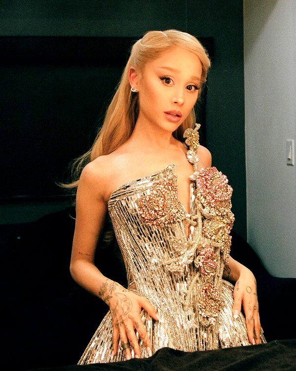 arianagrande instagram image archive image