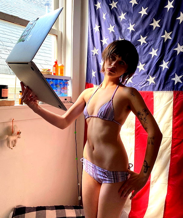 Archived image from @lolabllue on Instagram
