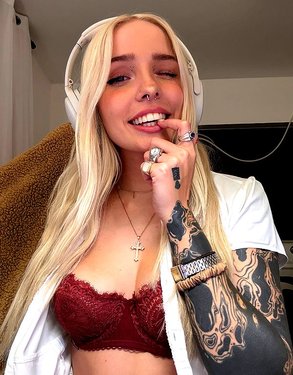 peachtoot.plz instagram image archive image