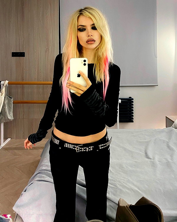 anya4everr instagram image archive image