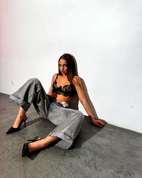 ariana_vomi instagram image archive image