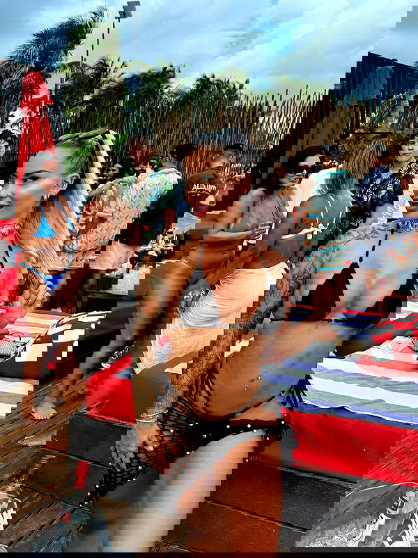 itshayleydavies itshayleydavies archive image