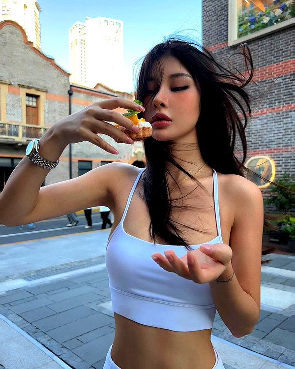 ll.lu1s instagram image archive image