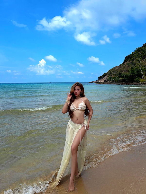 quenhi.phamm instagram image archive image