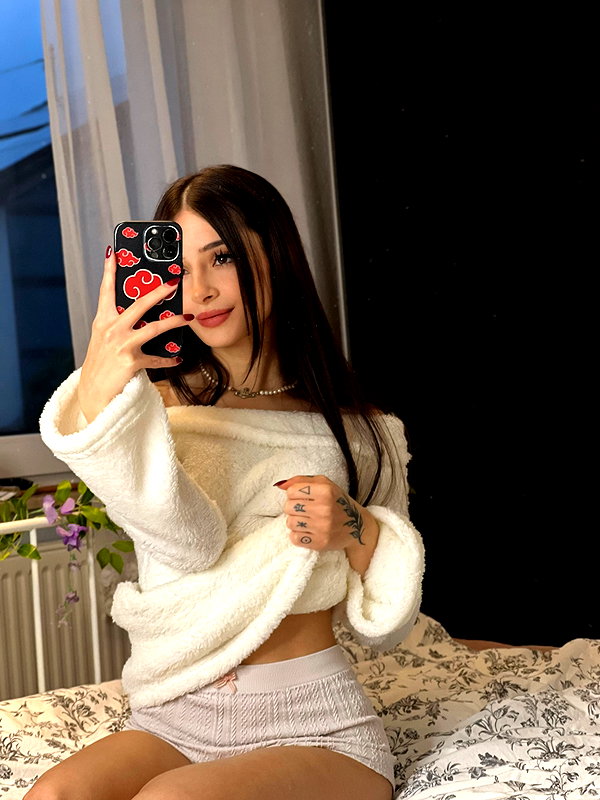 cata.leyah instagram image archive image
