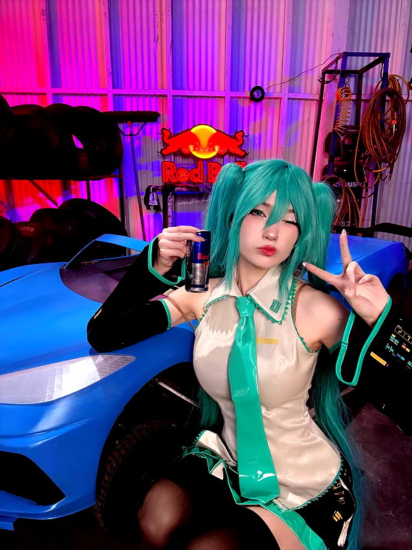emiru.jpg instagram image archive image