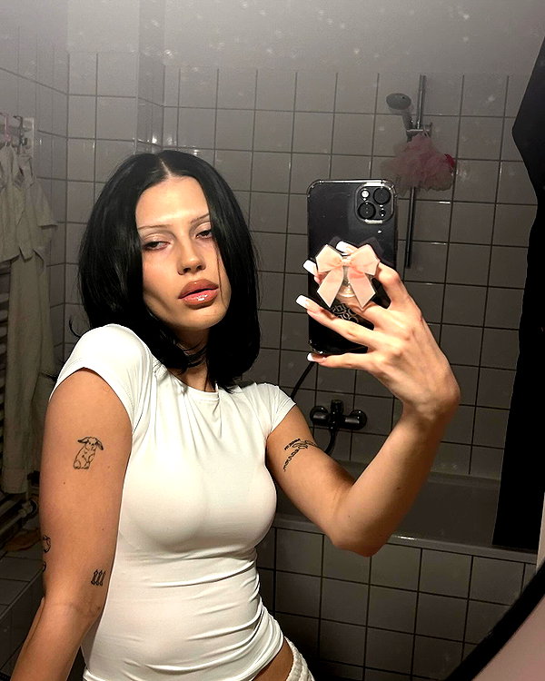 karolinaawasik instagram image archive image