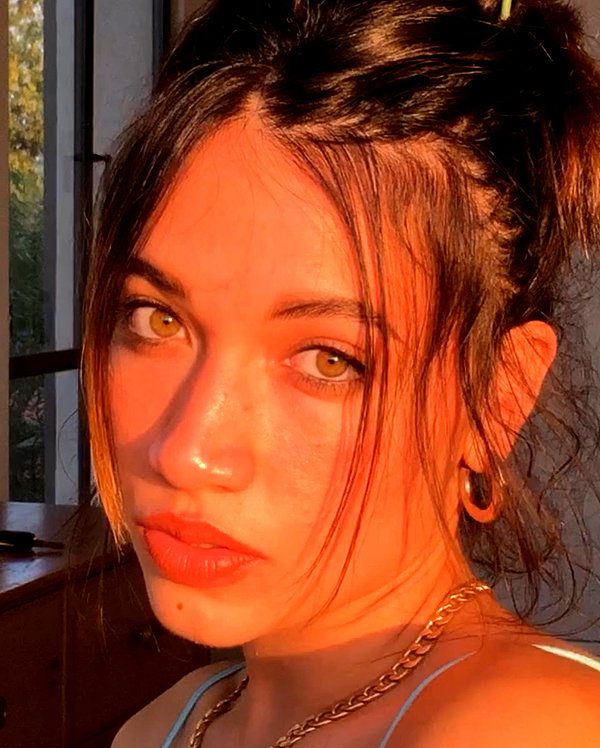 romi_henenson instagram image archive image