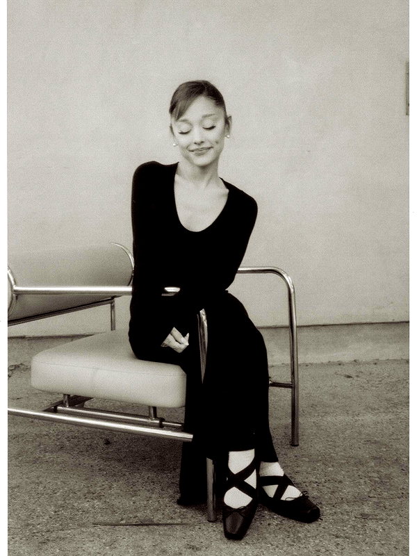 arianagrande instagram image archive image