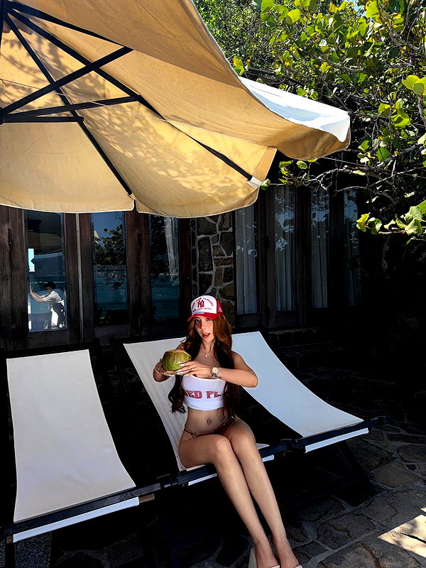 quenhi.phamm instagram image archive image