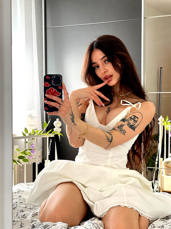 cata.leyah instagram image archive image