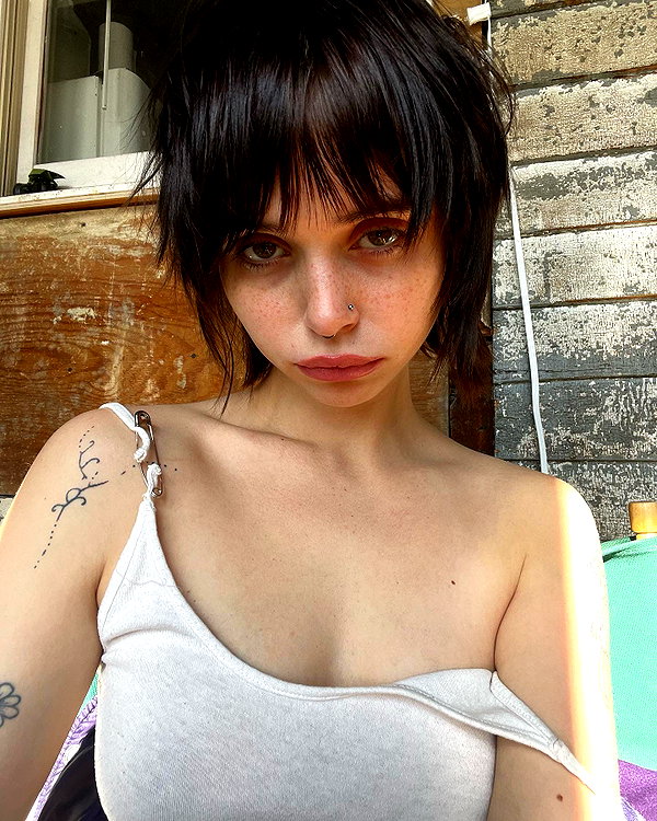 Archived image from @lolabllue on Instagram