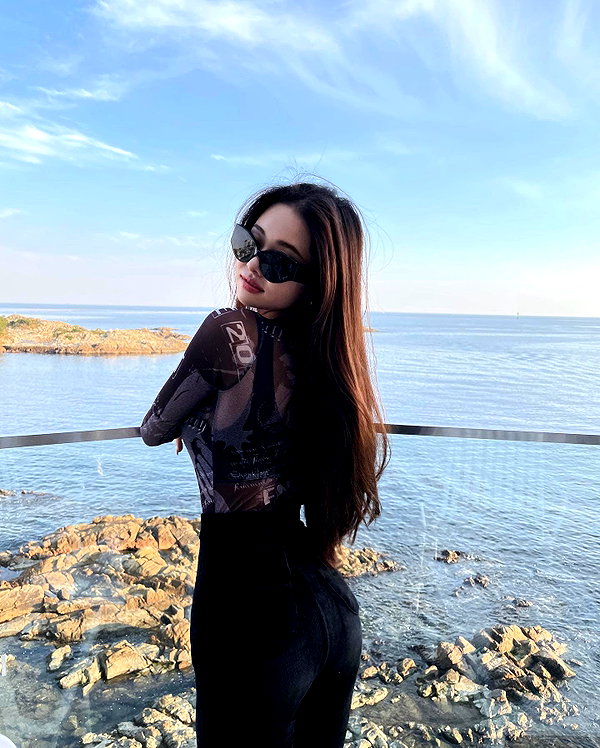 dear.zia instagram image archive image