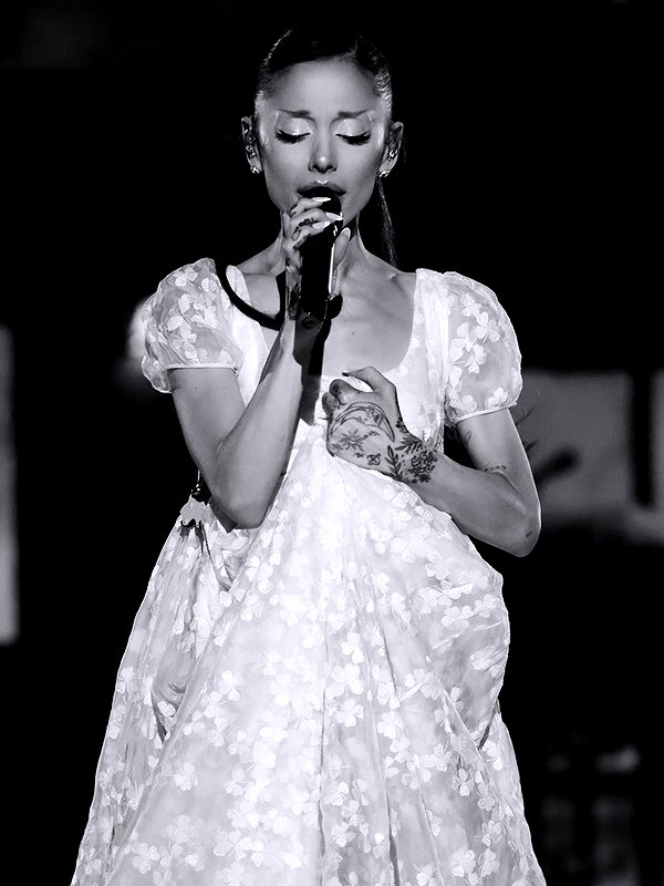 arianagrande instagram image archive image