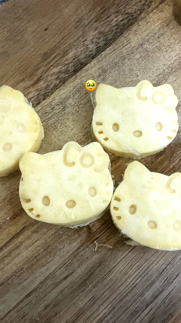 Archived image from @heroineseen on Instagram