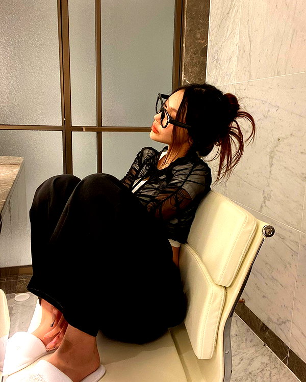 Archived image from @heroineseen on Instagram