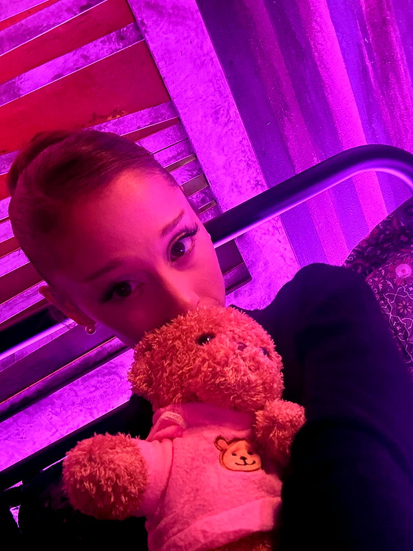 arianagrande instagram image archive image