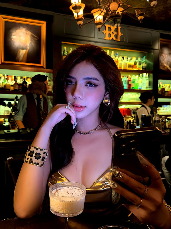 quenhi.phamm instagram image archive image