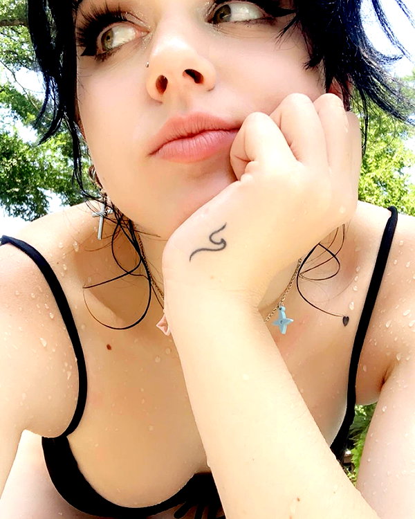 yeahimcaroline instagram image archive image