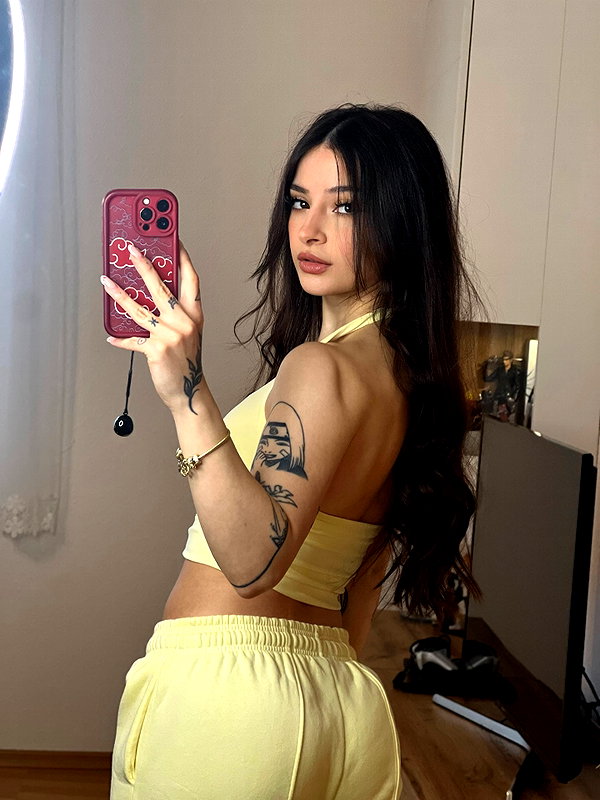 cata.leyah instagram image archive image