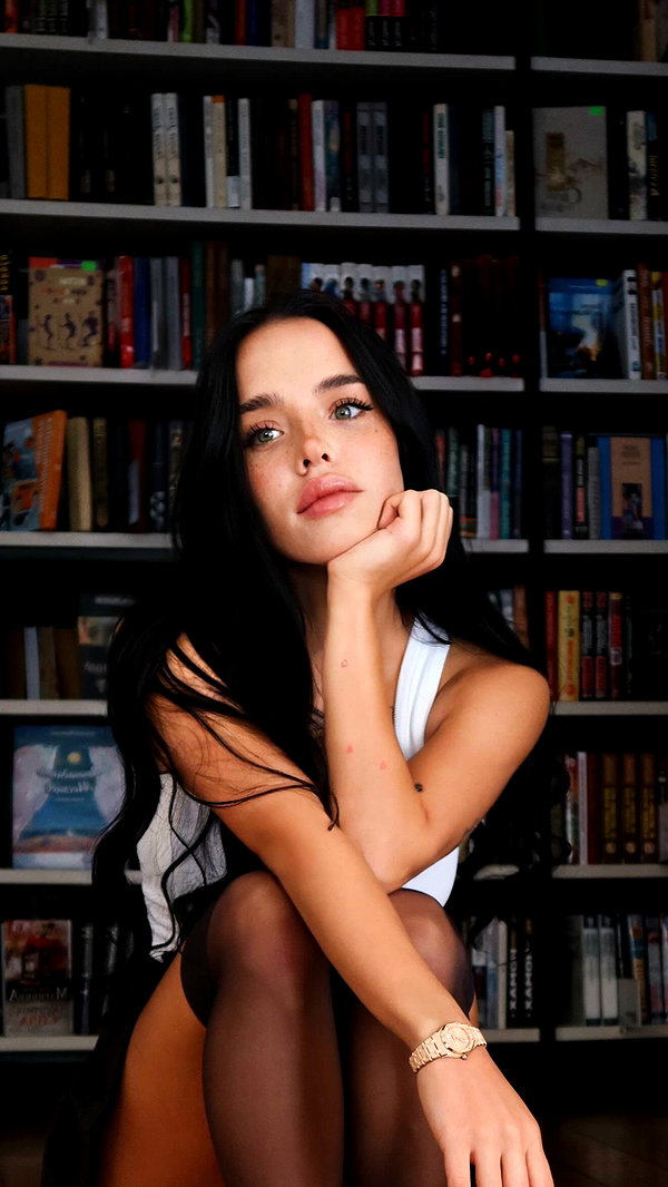 lyna_com2000 instagram image archive image