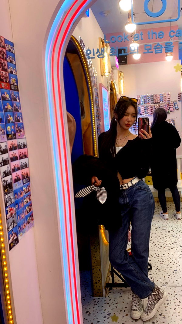 Archived image from @heroineseen on Instagram