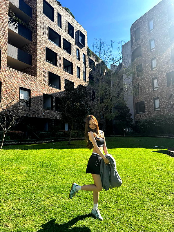 ywwyiiing instagram image archive image